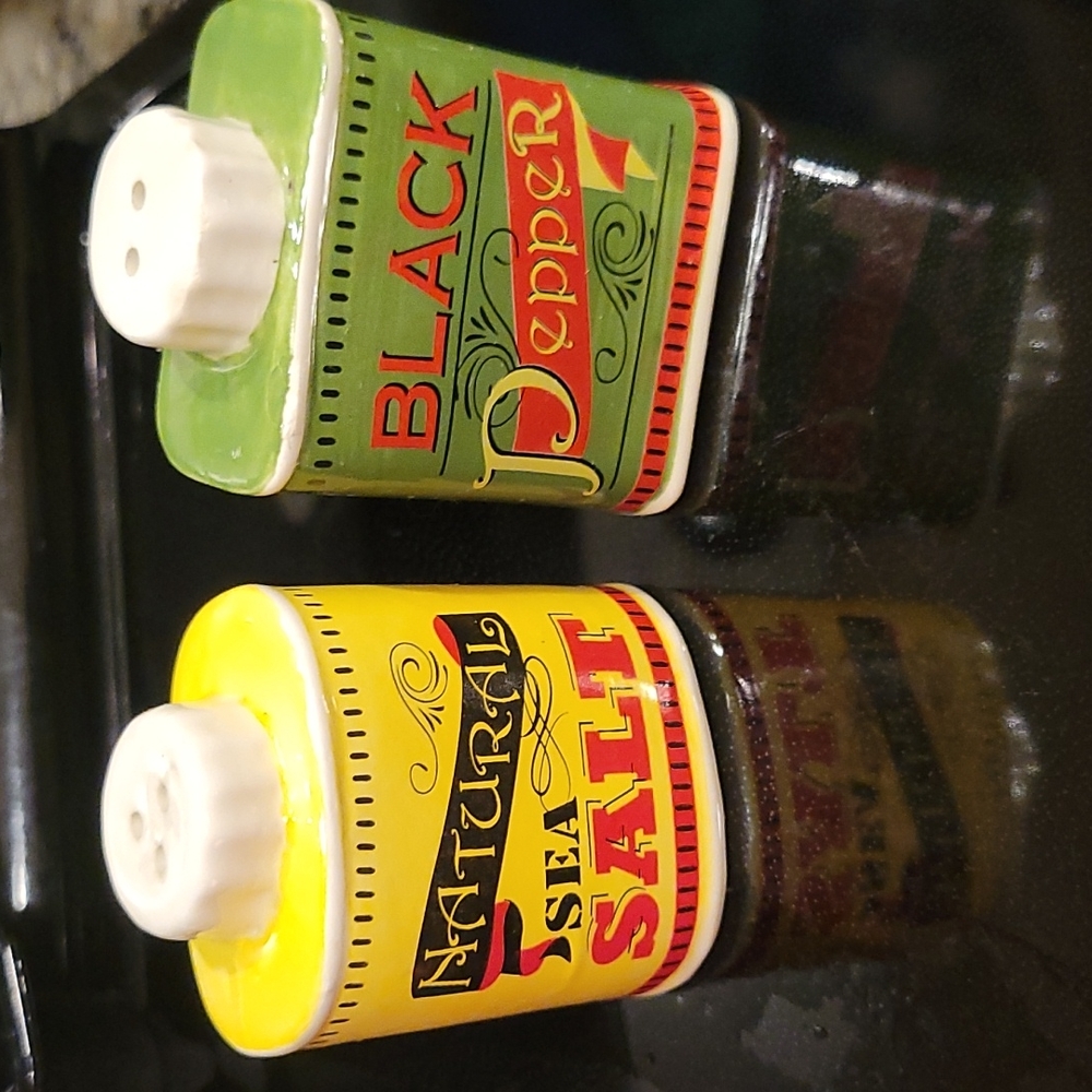 Adorable vintage salt & pepper shakers